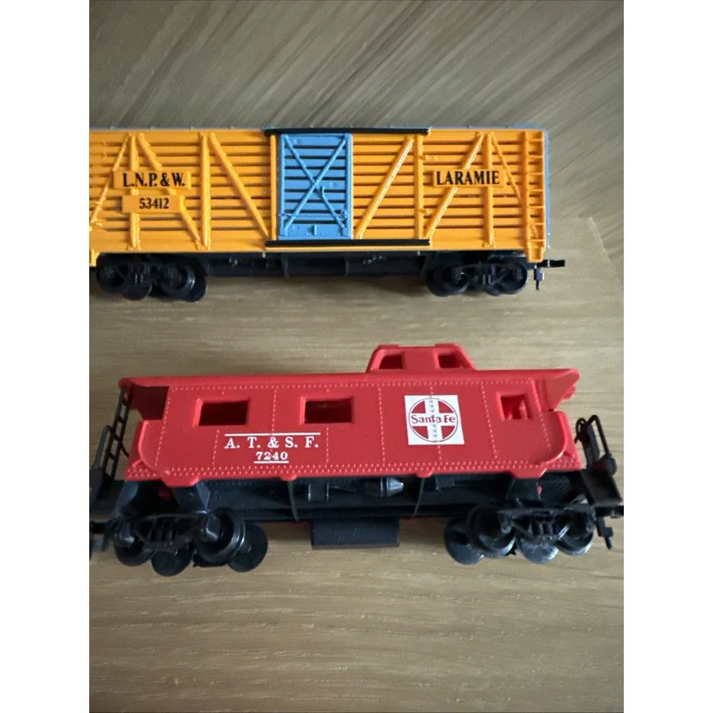 Lot Of 5 HO Train Cars (Auto loader, Laramie, Timber Saw Mill, Pipe Co.)